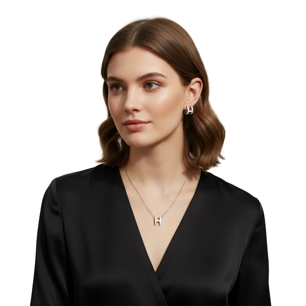 Conjunto Collar y Pendientes con Letra 'H' - 100% Acero Bañado en Rodio
