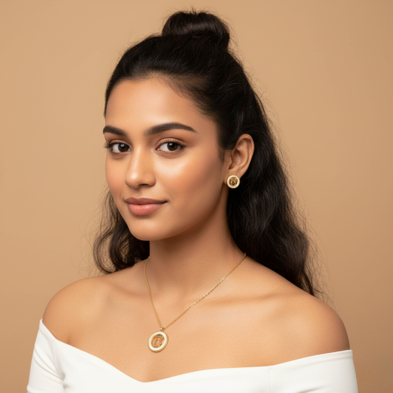 Conjunto de Collar y Pendientes con Oso y Nácar Blanco en Círculo Dorado - 100% Acero Bañado en Oro 18K