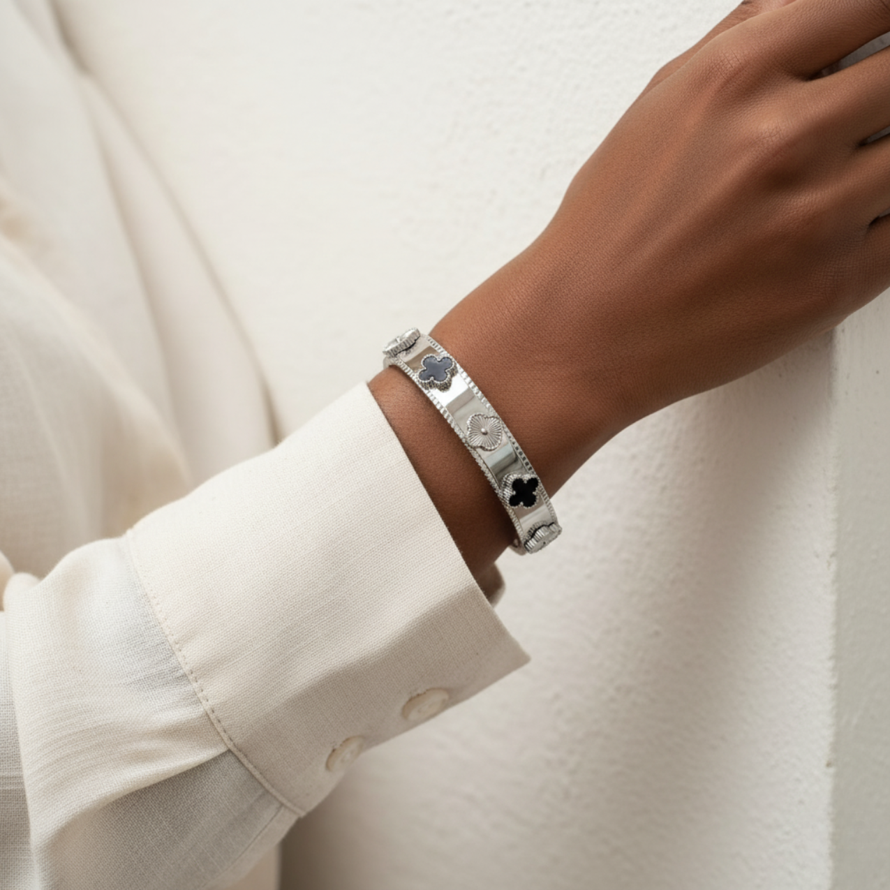 Pulsera Rígida Tréboles Alternos - Acero Bañado en Plata
