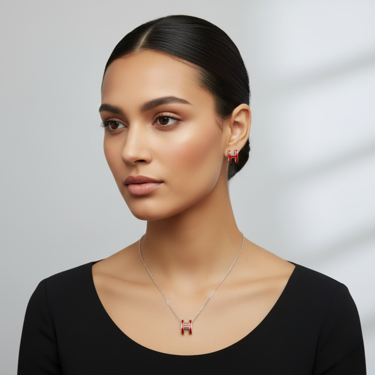 Conjunto Collar y Pendientes con Letra 'H' Esmaltada Roja - 100% Acero Bañado en Rodio