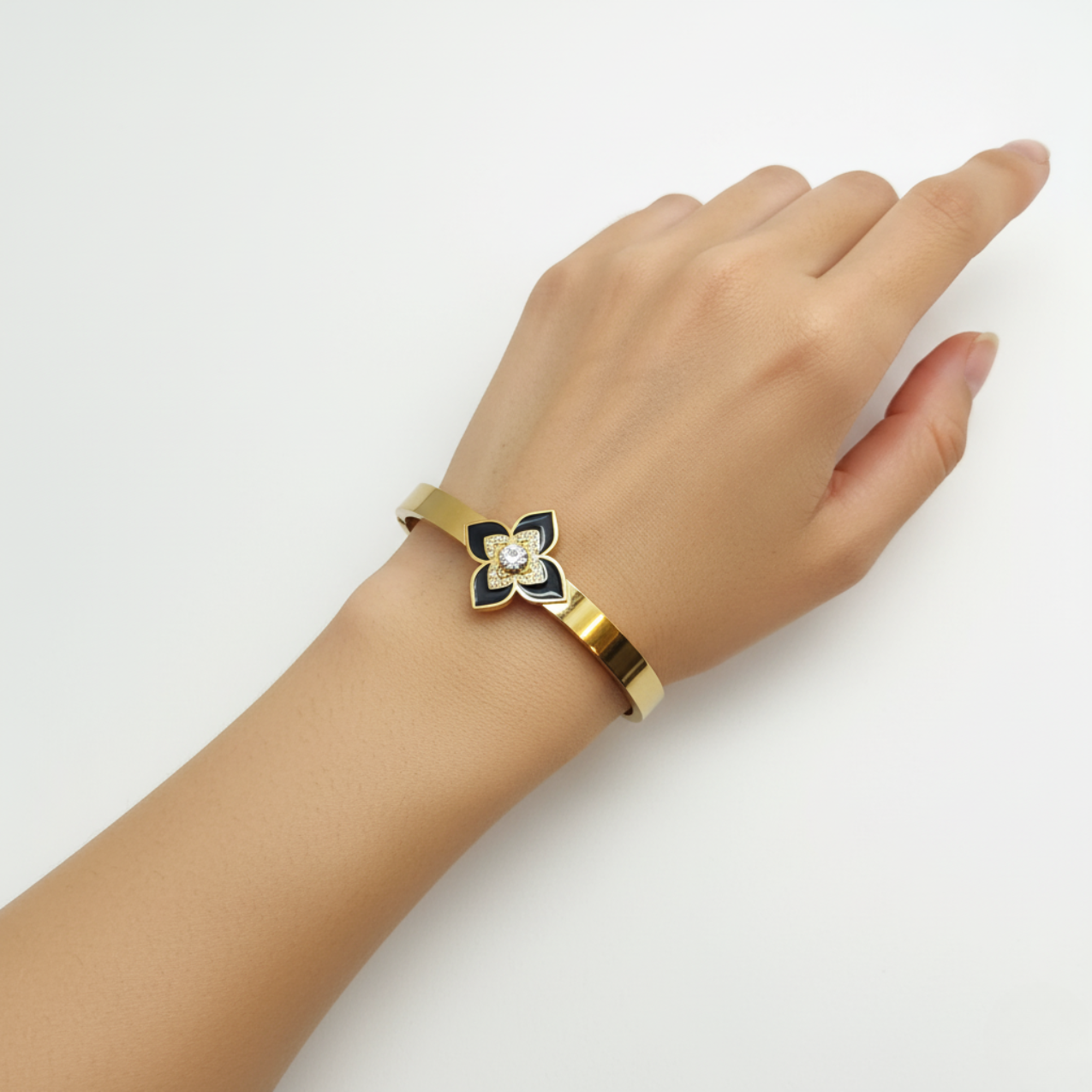 Pulsera Rígida con Flor de Cuatro Pétalos Esmaltada y Circonitas - 100% Acero Bañado en Oro 18K