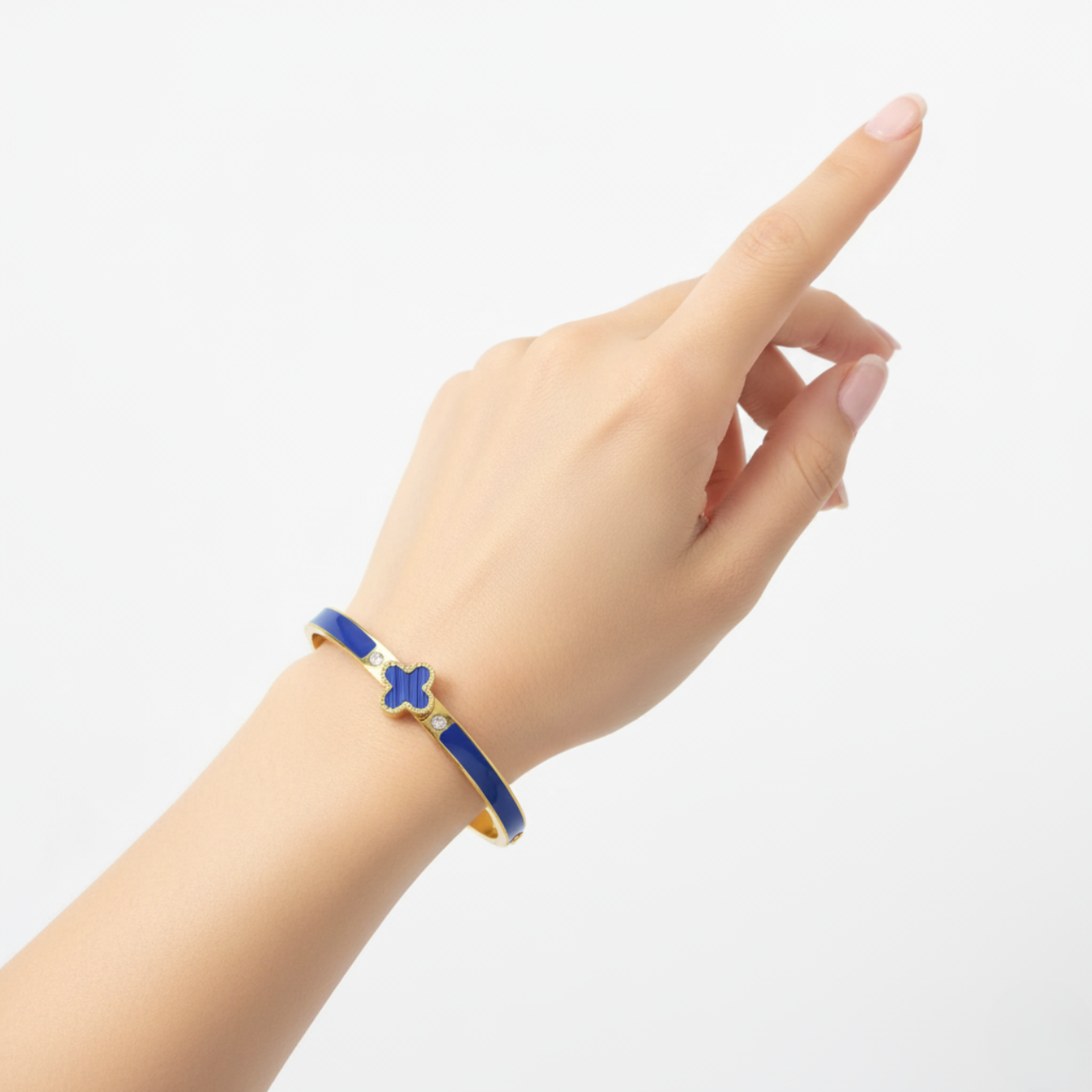 Pulsera Rígida con Diseño de Trébol Esmaltado Azul y Circonitas - 100% Acero Bañado en Oro 18K