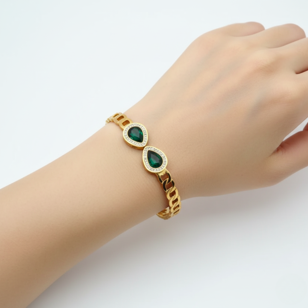 Pulsera Rígida con Dos Cristales Verdes y Circonitas - 100% Acero Bañado en Oro 18K