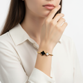 Pulsera Rígida con Doble Trébol: Nácar Blanco y Esmalte Negro - 100% Acero Bañado en Oro 18K