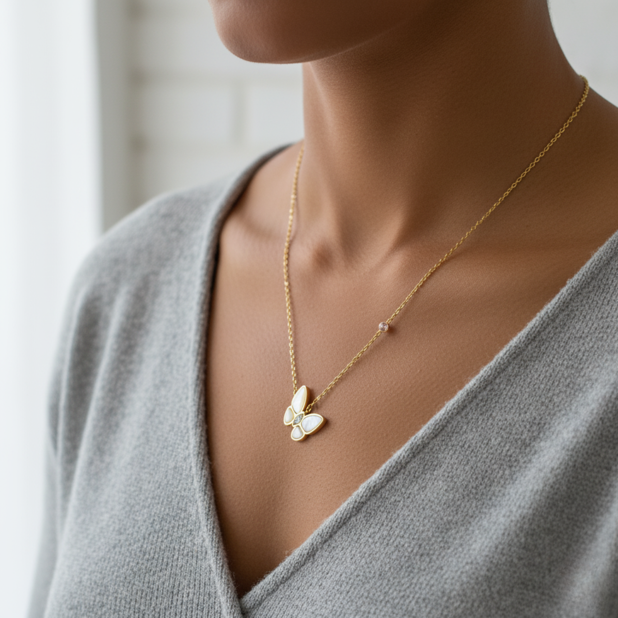 Collar Mariposa con Nácar y Circonita 100% Acero Bañado en Oro 18K