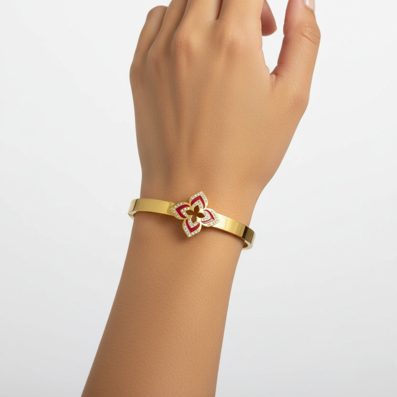 Pulsera Rígida con Flor de Cuatro Pétalos Esmaltada Roja y Circonitas - 100% Acero Bañado en Oro 18K