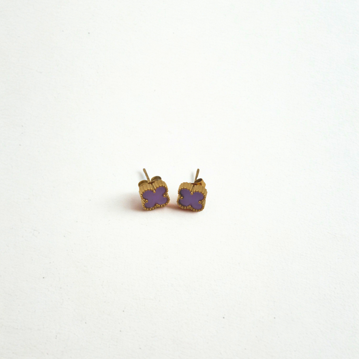 Pendientes de Acero Chapado en Oro de 18K 100% con Tréboles Morados