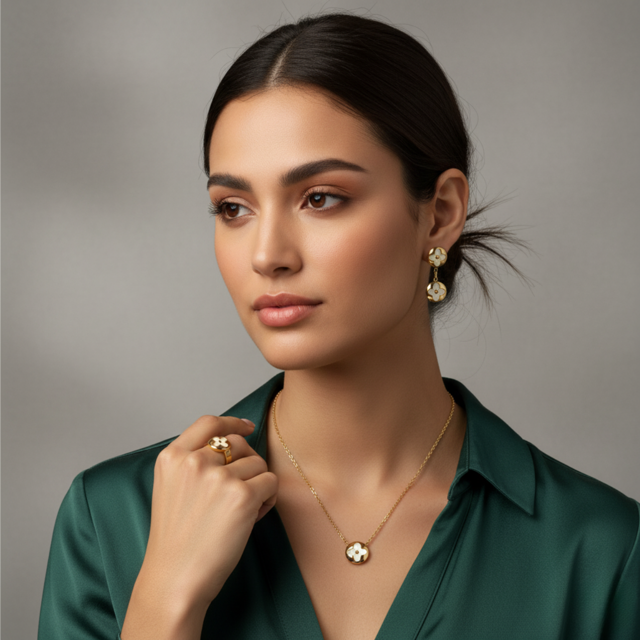 Conjunto de Joyería Trébol Nácar con Detalle Central 100% Acero Bañado en Oro 18K