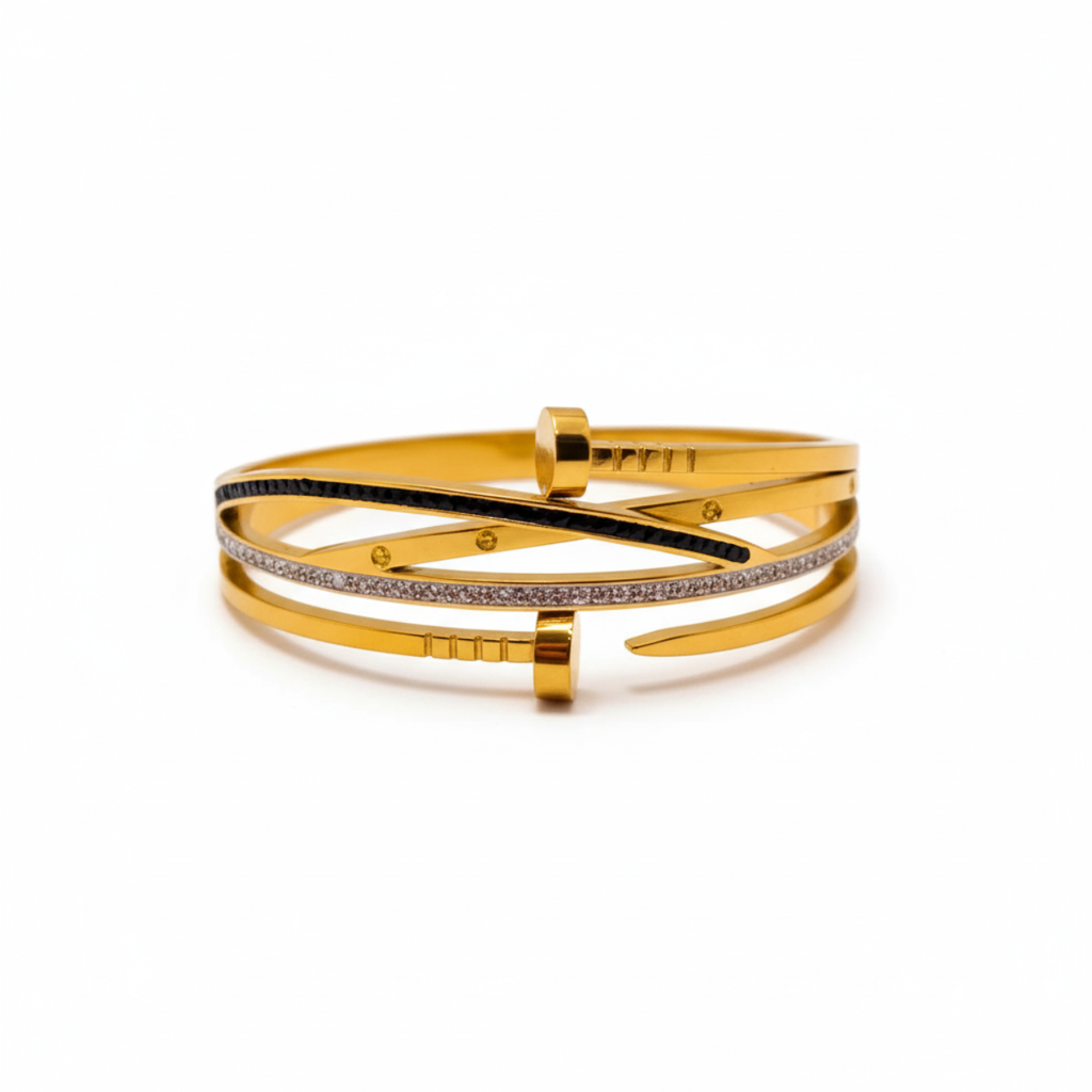 Bracelet rigide en acier plaqué or 18 carats, orné d'un clou, de zirconiums cubiques et d'émail noir.