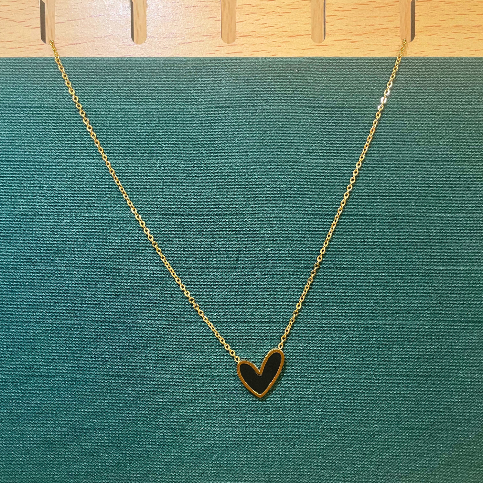 Collier cœur émaillé noir - 100 % acier plaqué or 18 carats