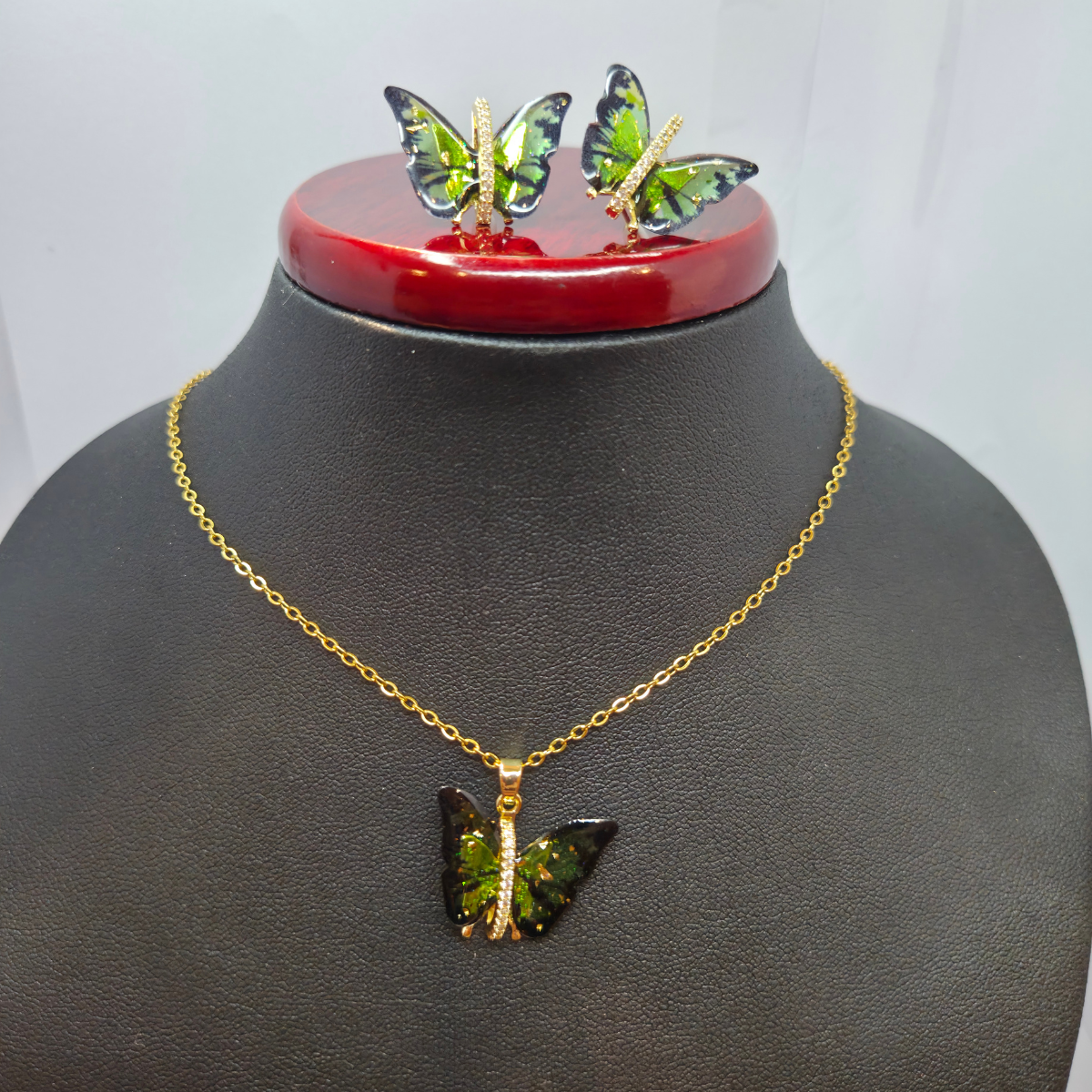 Conjunto Collar y Pendientes de Mariposa con Alas Esmaltadas Verdes y Circonitas - 100% Acero Bañado en Oro 18K