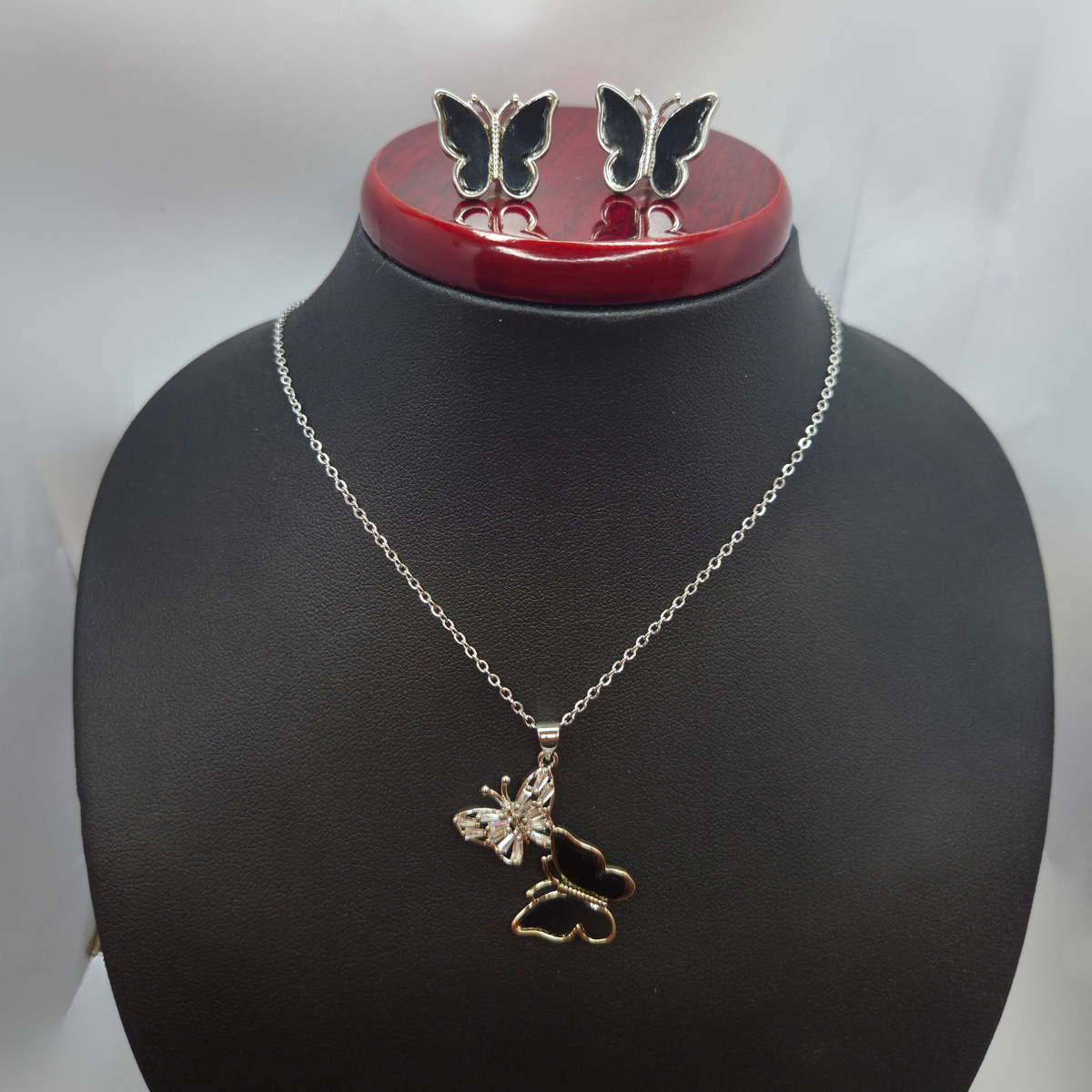 Conjunto Collar con Mariposas Bicolor y Pendientes Esmaltados - 100% Acero Bañado en Rodio