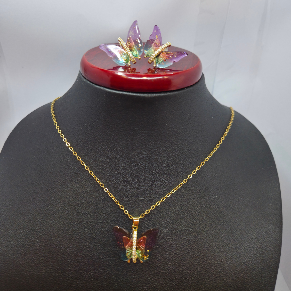 Conjunto Collar y Pendientes de Mariposa con Alas de Cristal Multicolores y Circonitas - 100% Acero Bañado en Oro 18K