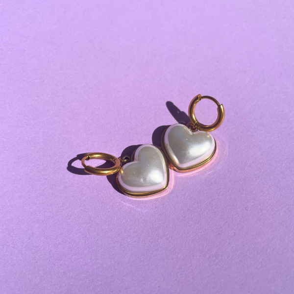Boucles d'oreilles créoles en acier plaqué or 18 carats avec cœurs nacrés