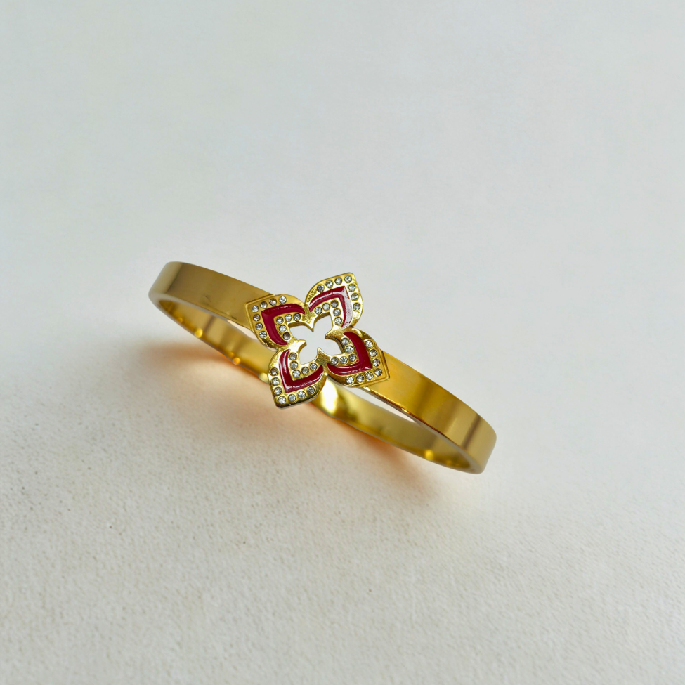 Bracelet rigide avec fleur à quatre pétales émaillée rouge et zircone - 100 % acier plaqué or 18 carats