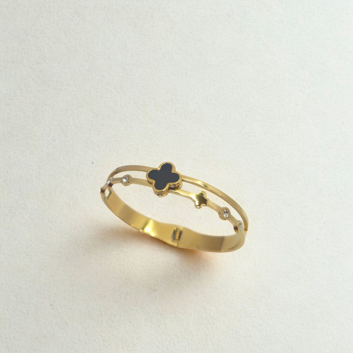 Pulsera Rígida Doble Banda con Trébol Esmaltado Negro y Circonitas - 100% Acero Bañado en Oro 18K