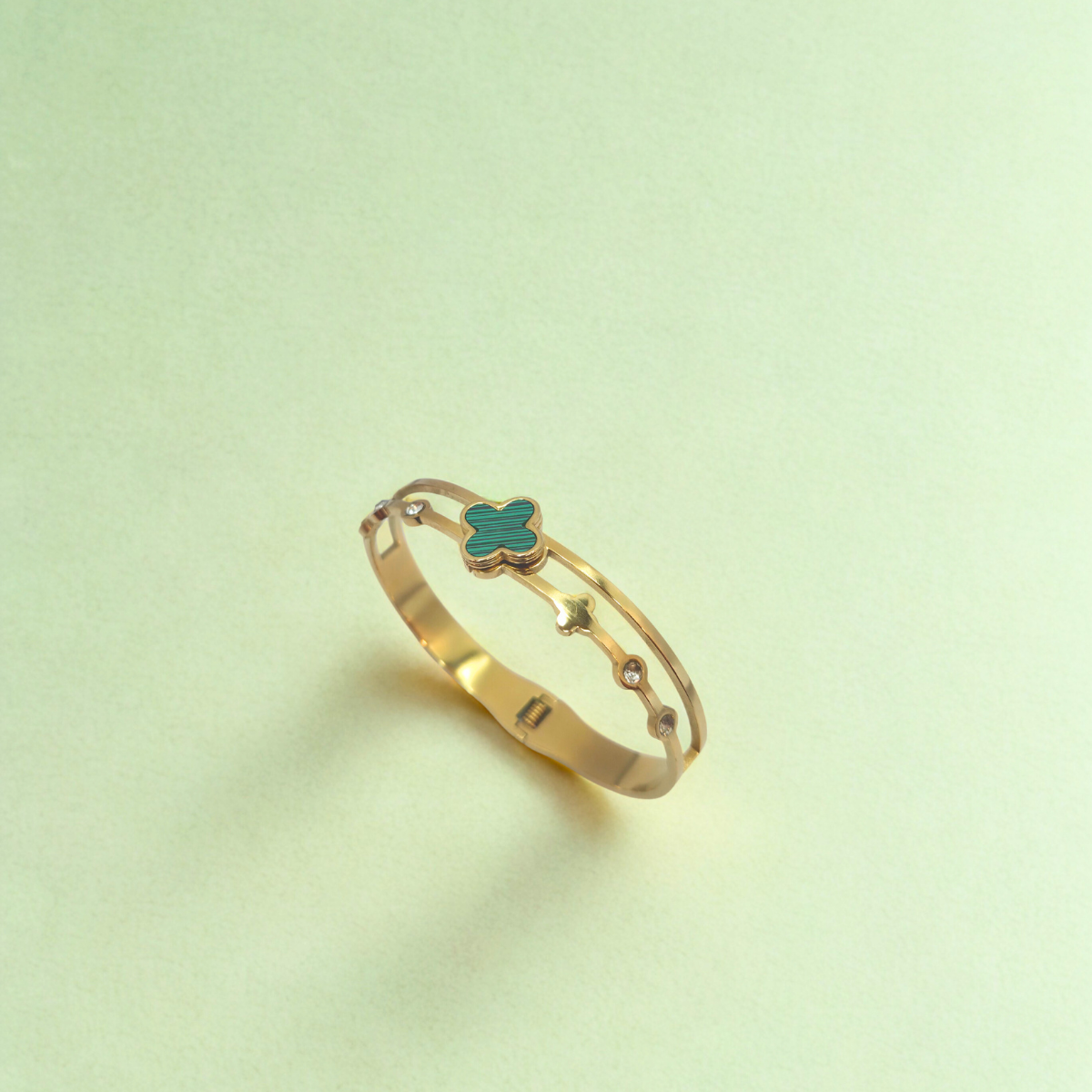 Bracelet rigide double bande avec trèfle émaillé turquoise et zircone - 100 % acier plaqué or 18 carats