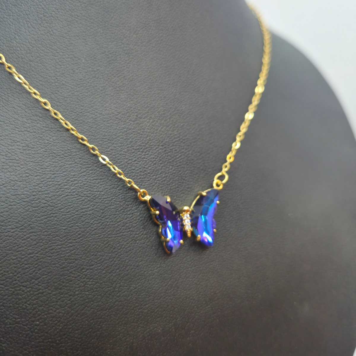 Collier papillon avec ailes en cristal bleu irisé et zircone - 100 % acier plaqué or 18 carats
