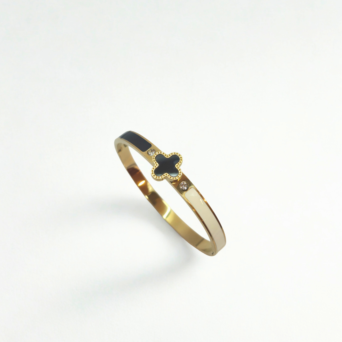 Pulsera Rígida con Trébol Esmaltado Negro, Detalles Blancos y Circonitas - 100% Acero Bañado en Oro 18K