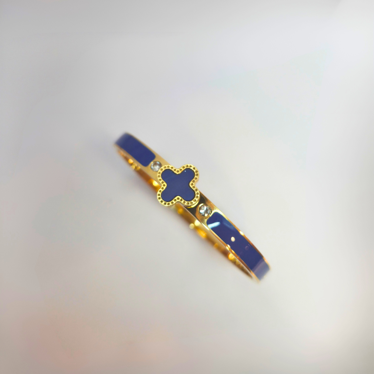 Bracelet rigide avec motif trèfle émaillé bleu et zircone - 100 % acier plaqué or 18 carats