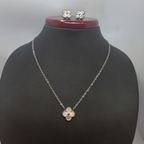 Conjunto Collar y Pendientes de Trébol con Centro Texturizado - 100% Acero Bañado en Rodio