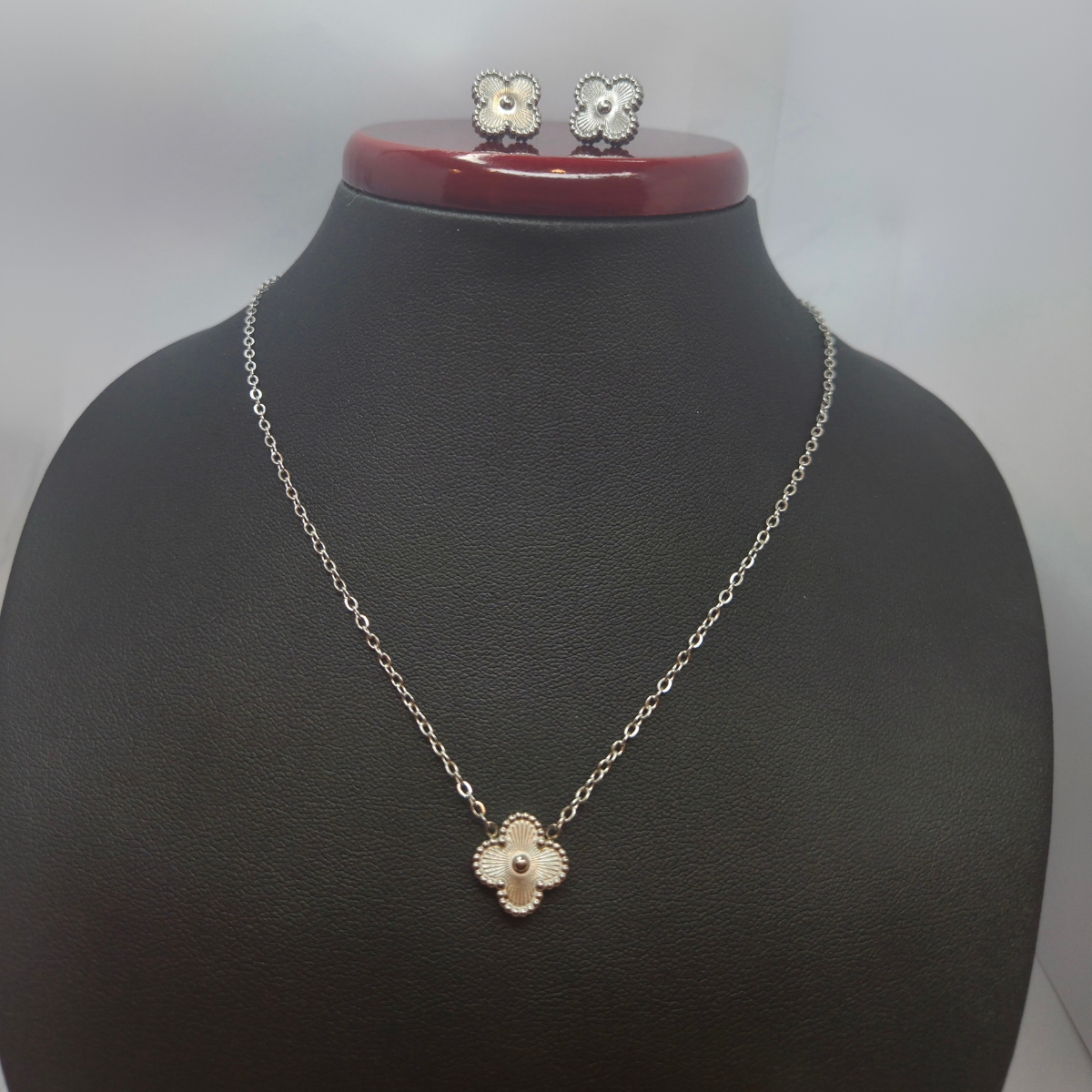 Conjunto Collar y Pendientes de Trébol con Centro Texturizado - 100% Acero Bañado en Rodio