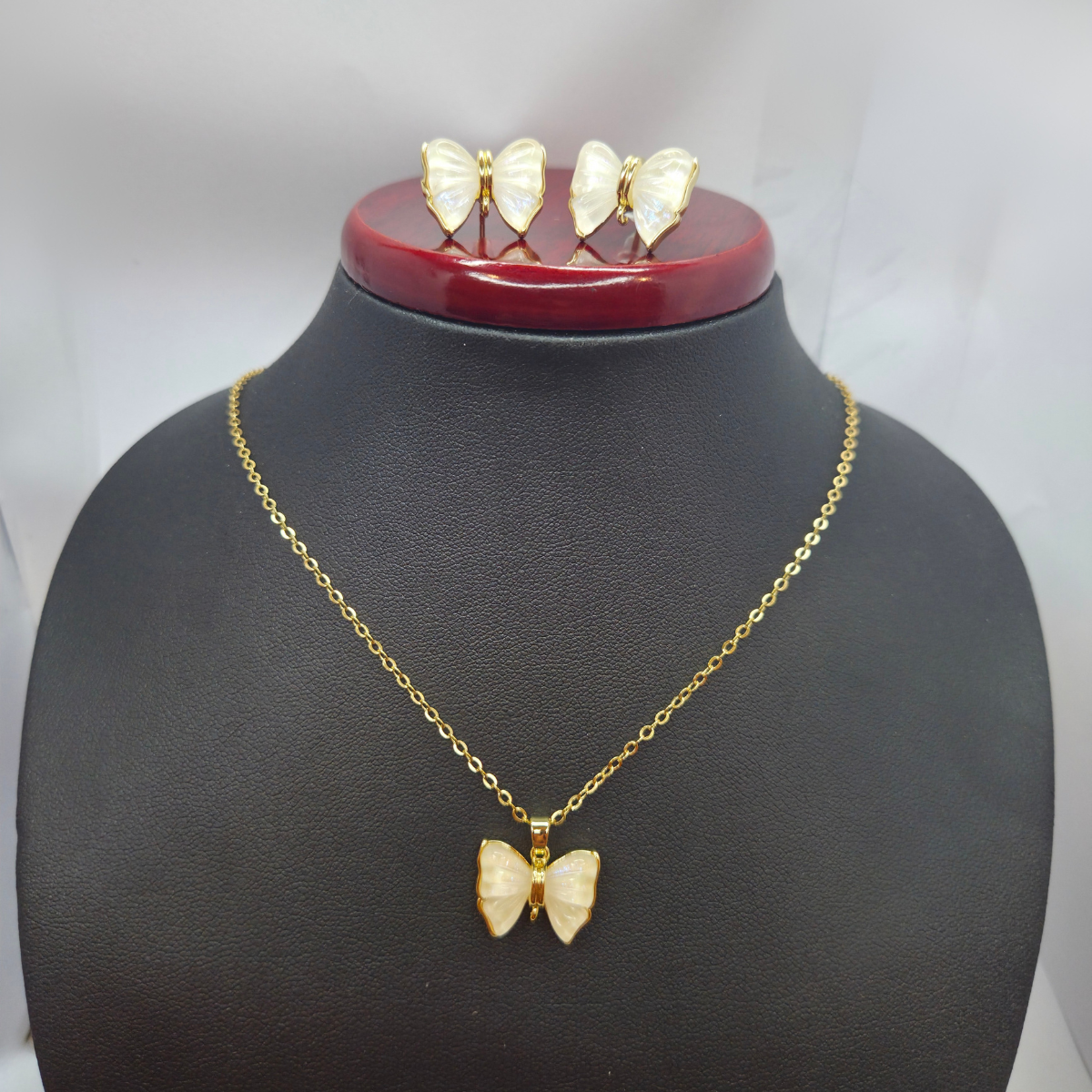 Conjunto Collar y Pendientes de Mariposa con Nácar - 100% Acero Bañado en Oro 18K