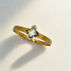 Pulsera Rígida con Flor de Cuatro Pétalos Esmaltada Azul y Circonitas - 100% Acero Bañado en Oro 18K