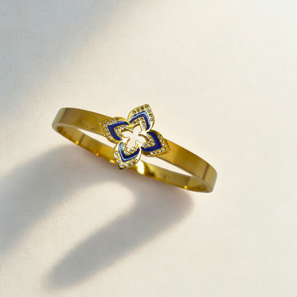 Bracelet rigide avec fleur émaillée bleue à quatre pétales et zircone - 100 % acier plaqué or 18 carats