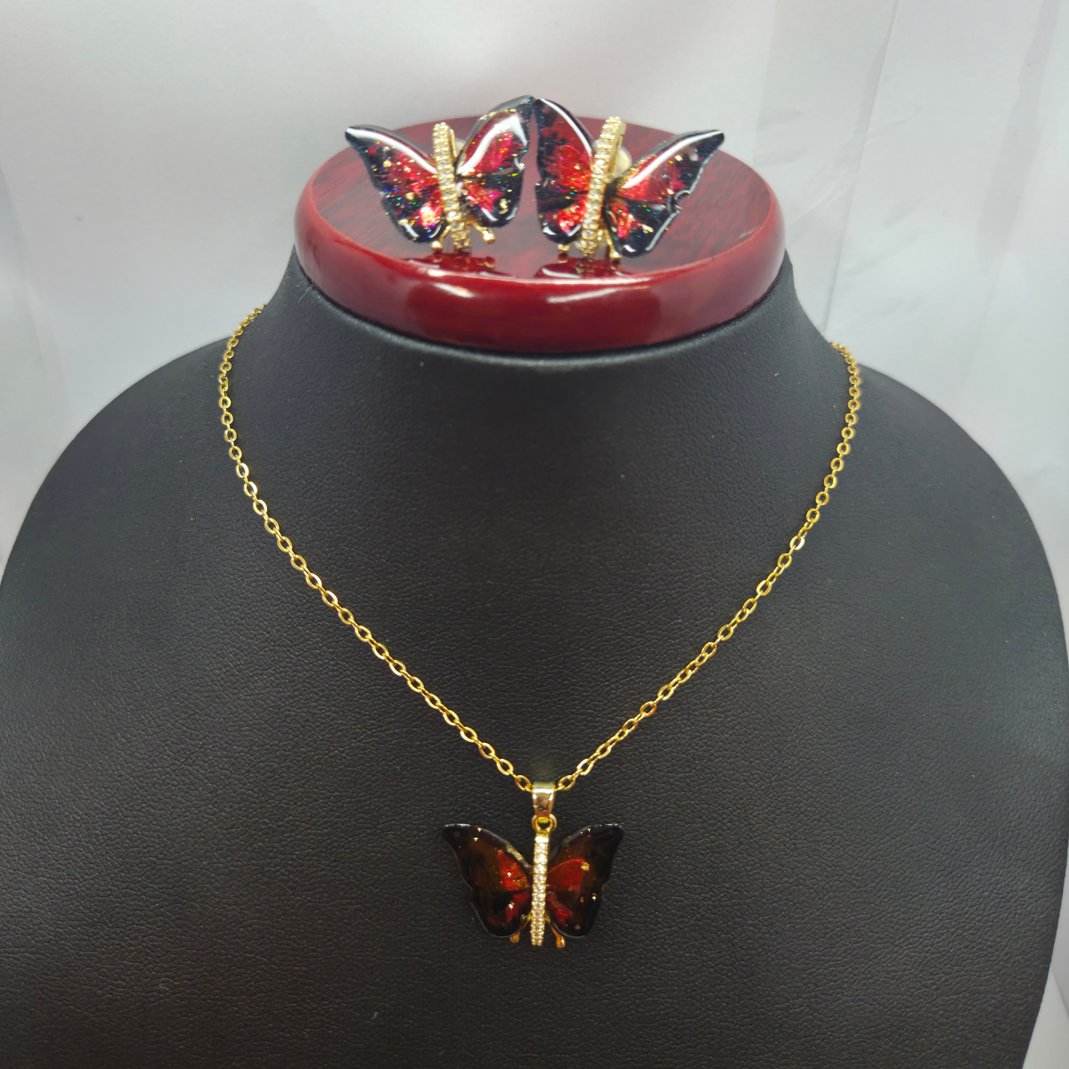 Conjunto Collar y Pendientes de Mariposa con Alas Esmaltadas Rojas y Circonitas - 100% Acero Bañado en Oro 18K