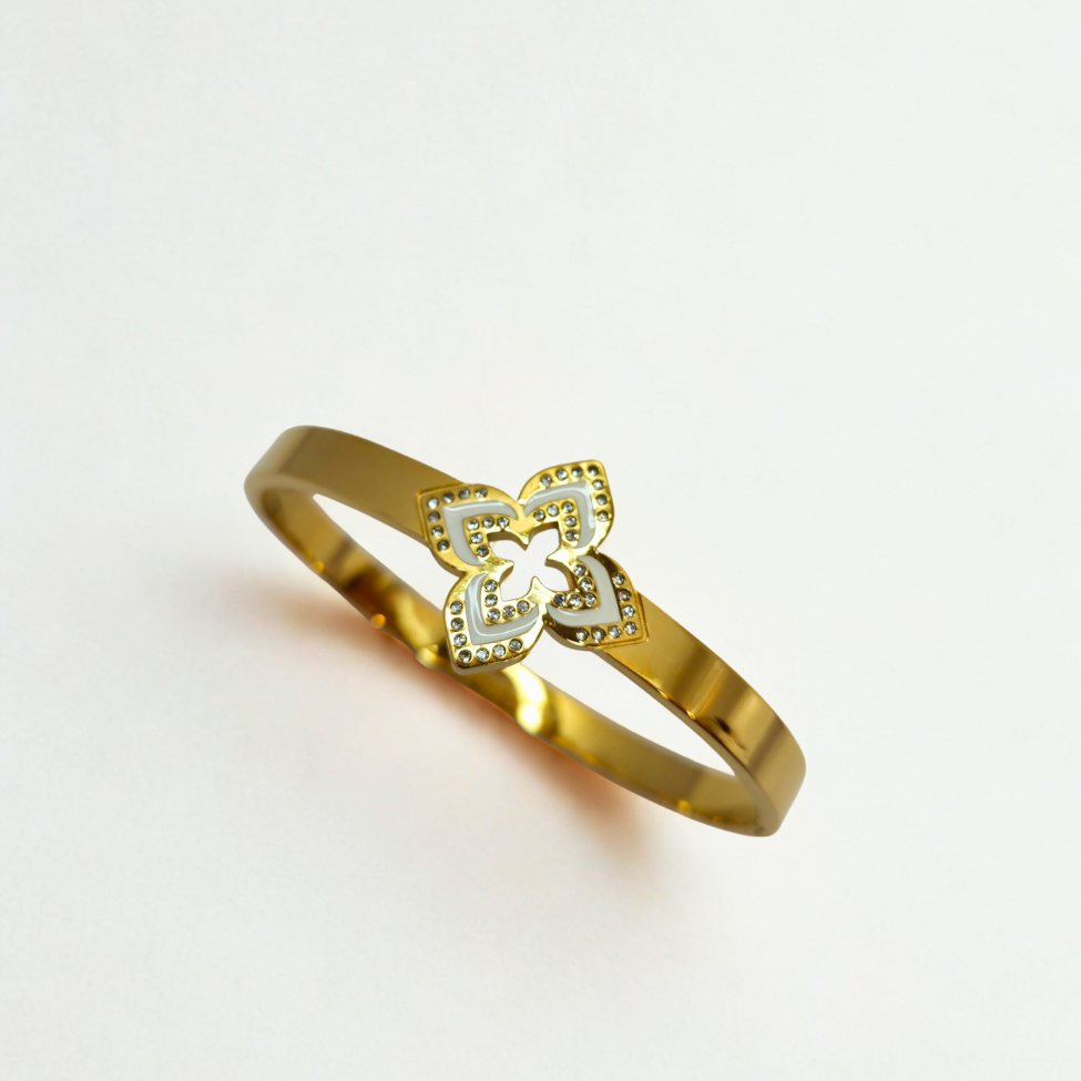 Bracelet rigide avec fleur émaillée à quatre pétales et zircone - 100 % acier plaqué or 18 carats