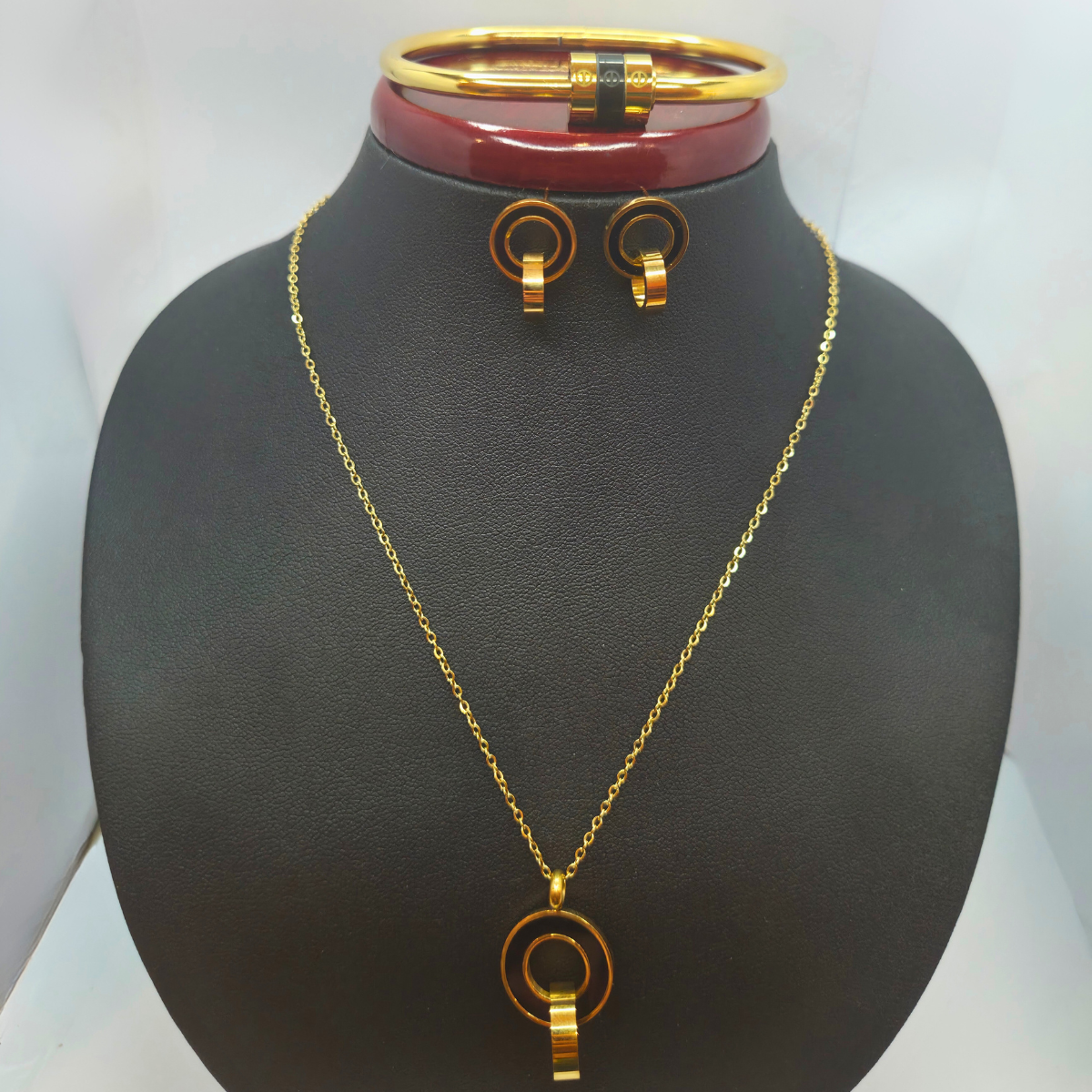 Conjunto de Aros Entrelazados y Brazalete con Detalle Negro (Collar, Pendientes y Pulsera) - 100% Acero Bañado en Oro 18K