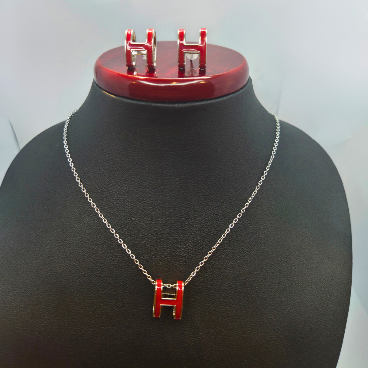 Conjunto Collar y Pendientes con Letra 'H' Esmaltada Roja - 100% Acero Bañado en Rodio