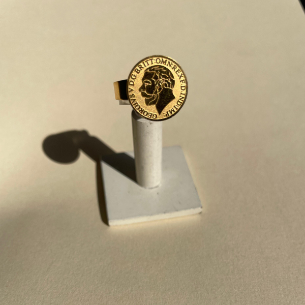 Bague en acier plaqué or 18 carats avec motif de pièce de monnaie ancienne
