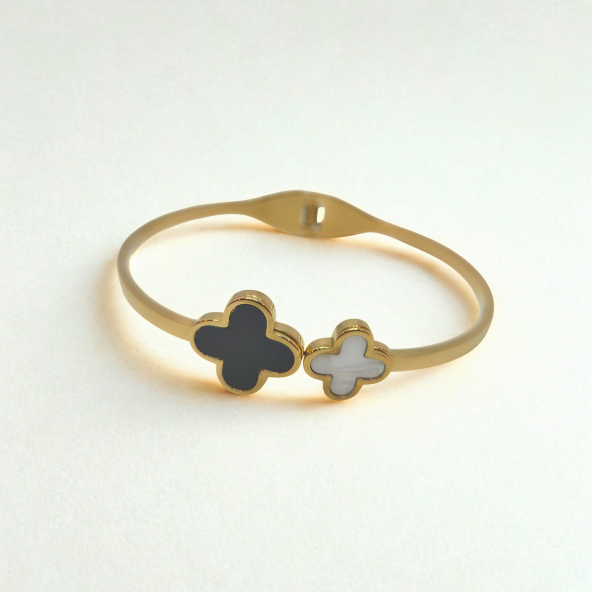 Pulsera Rígida con Doble Trébol: Nácar Blanco y Esmalte Negro - 100% Acero Bañado en Oro 18K