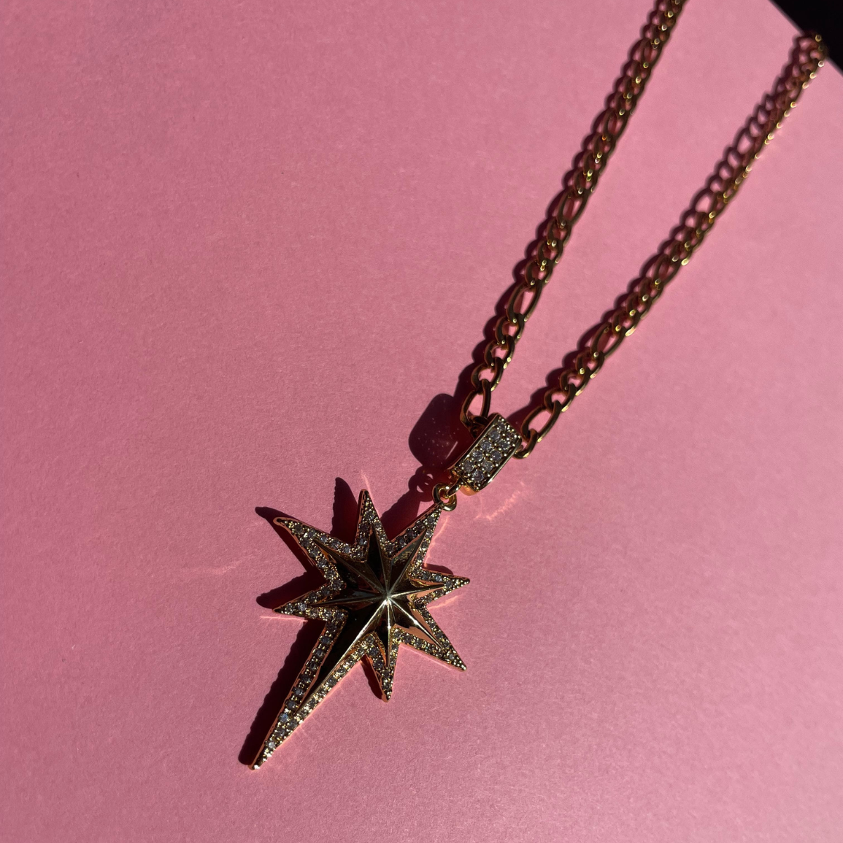 Collier chaîne Figaro avec pendentif étoile du Nord en zircone - 100 % acier plaqué or 18 carats