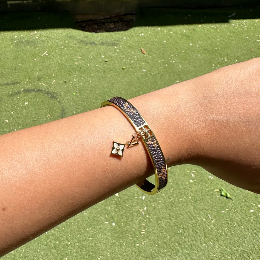 Brazalete Rígido con Patrón y Dije de Flor - 100% Acero Bañado en Oro 18K