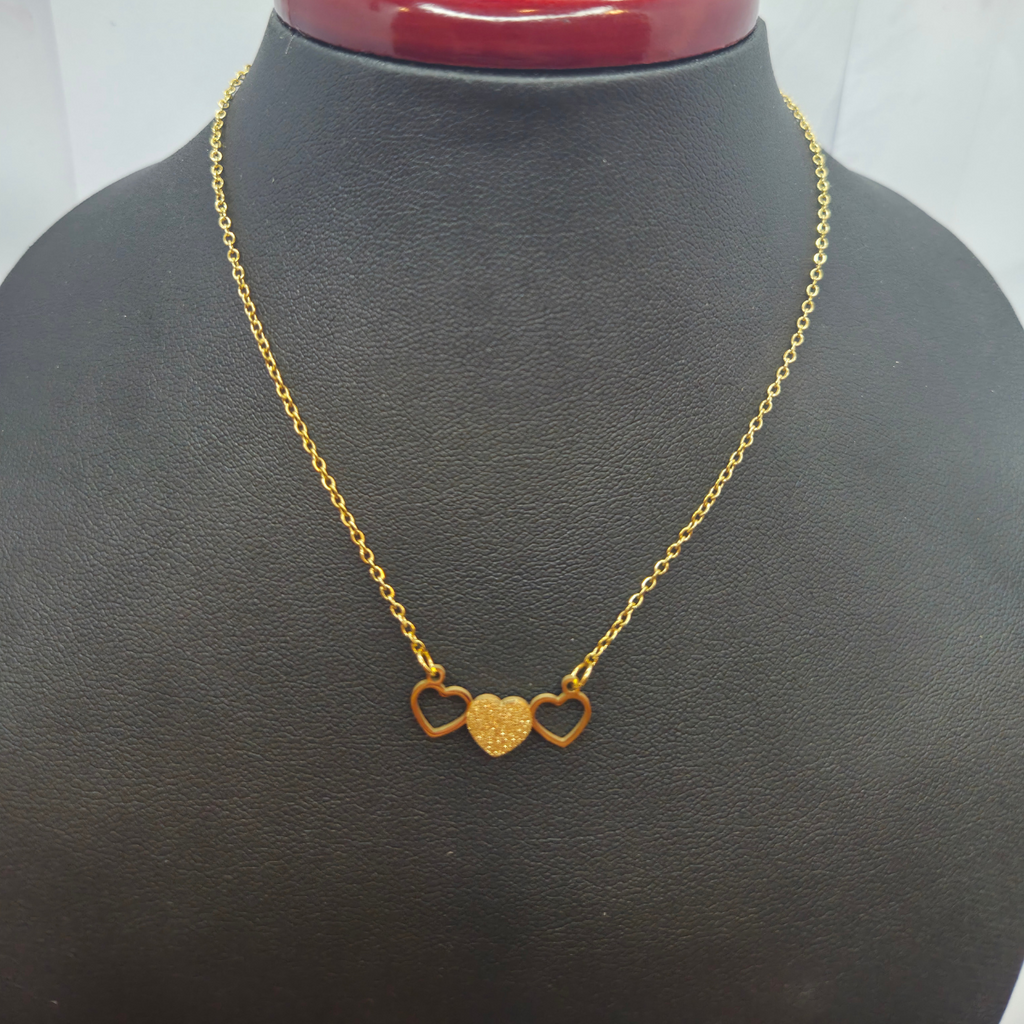 Conjunto Collar de Tres Corazones y Pendientes Corazón Texturizado - 100% Acero Bañado en Oro 18K