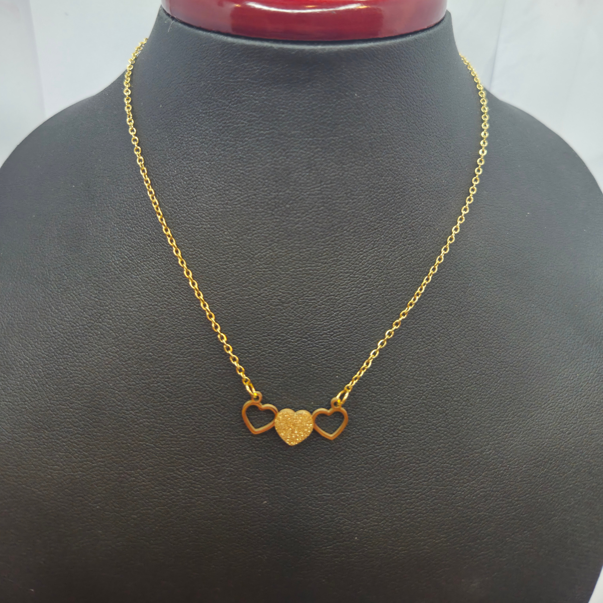 Conjunto Collar de Tres Corazones y Pendientes Corazón Texturizado - 100% Acero Bañado en Oro 18K