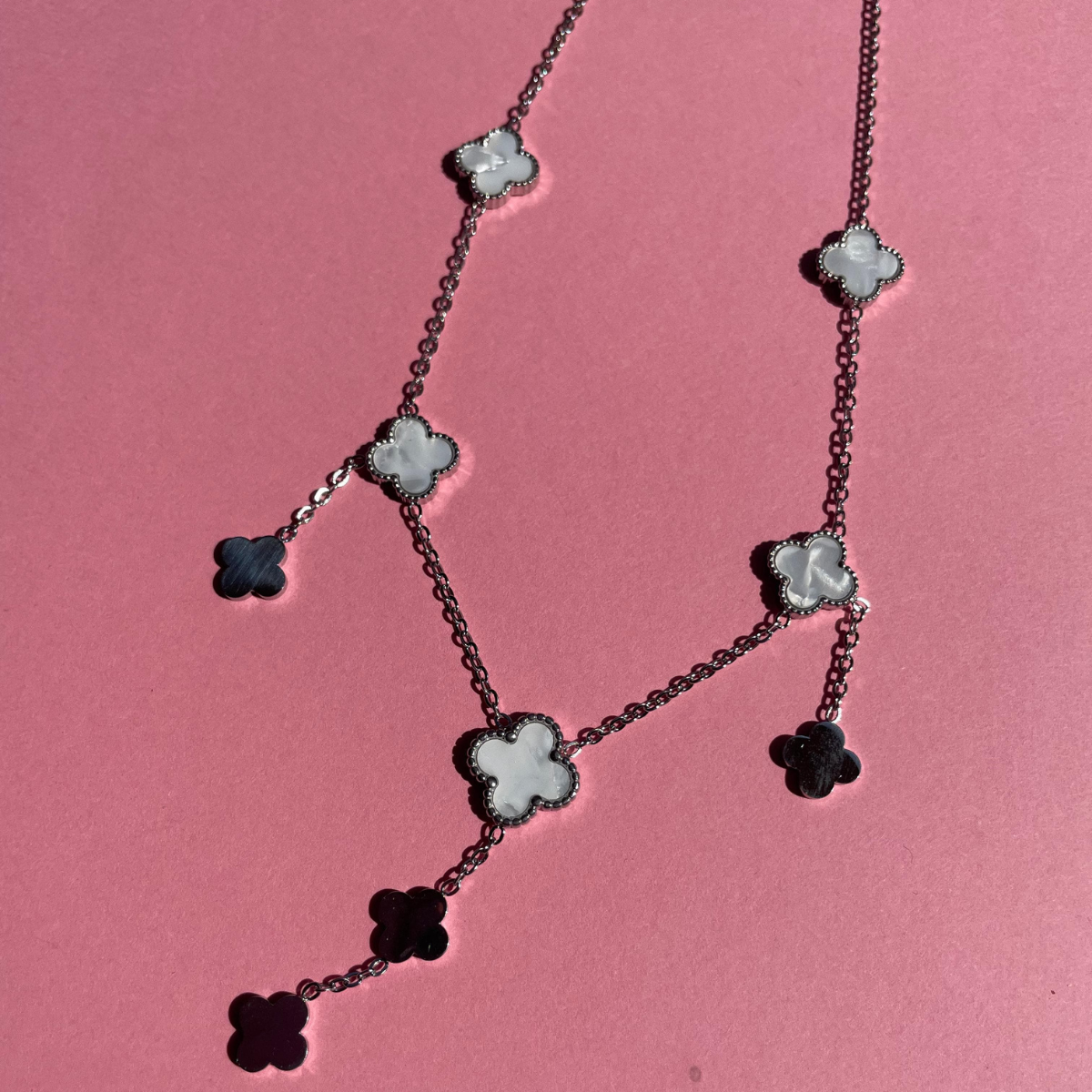Collar Largo de Tréboles Mixtos (Nácar Blanco y Esmalte Negro) - Acero Inoxidable con Baño en Rodio