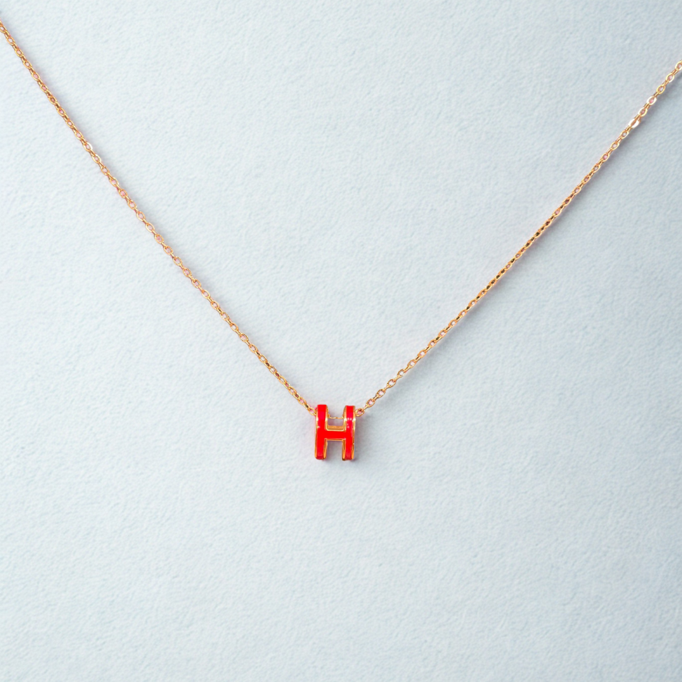 Collier lettre H émaillé rouge - 100 % acier plaqué or 18 carats