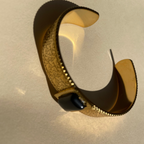 Pulsera Brazalete Ancho Texturizado con Piedra Negra de Acero 100% Bañado en Oro 18K