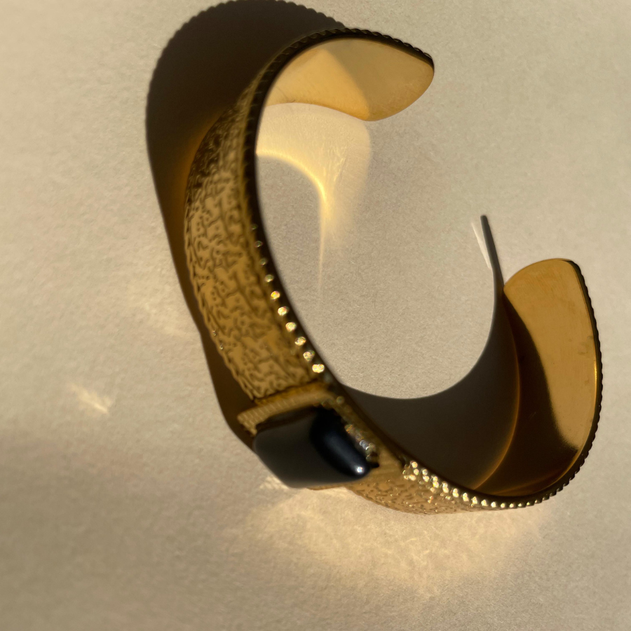 Bracelet jonc large texturé avec pierre noire en acier plaqué or 18 carats