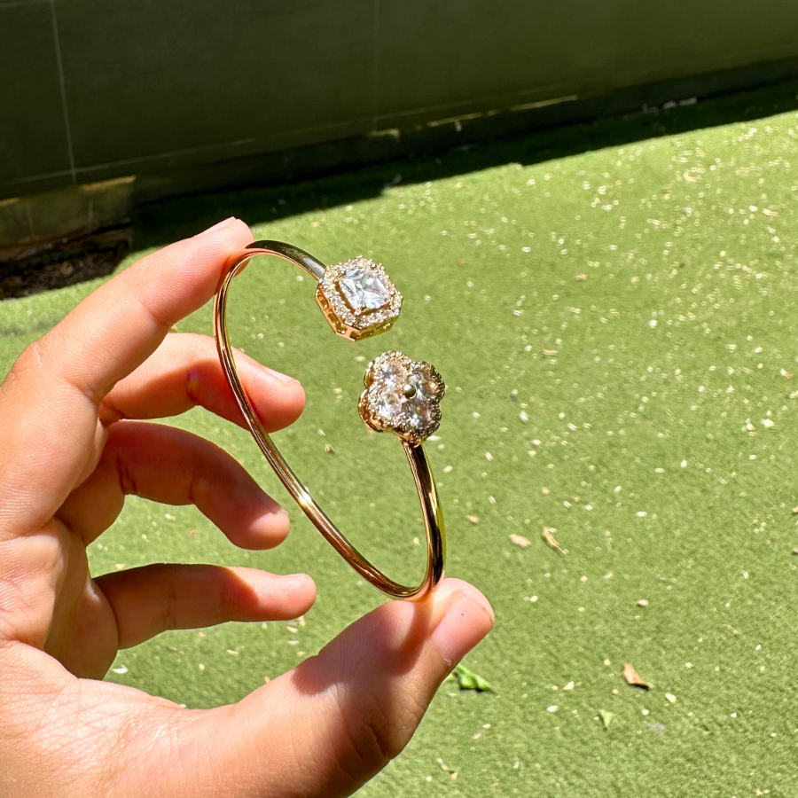 Bracelet ouvert avec zircones carrées et trèfles - 100 % acier plaqué or 18 carats