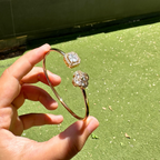 Brazalete Abierto con Cuadrado y Trébol de Circonitas - 100% Acero Bañado en Oro 18K