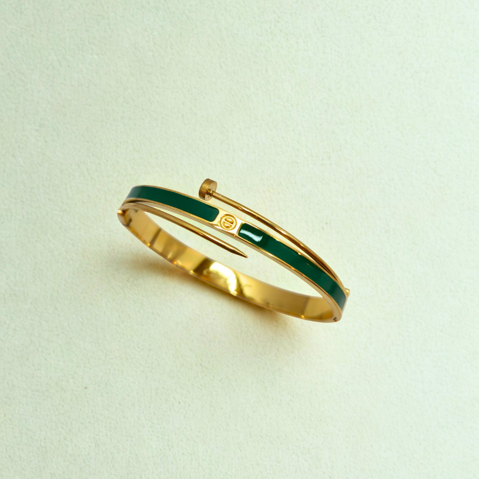 Bracelet rigide en émail vert, motif clous, 100 % acier plaqué or 18 carats