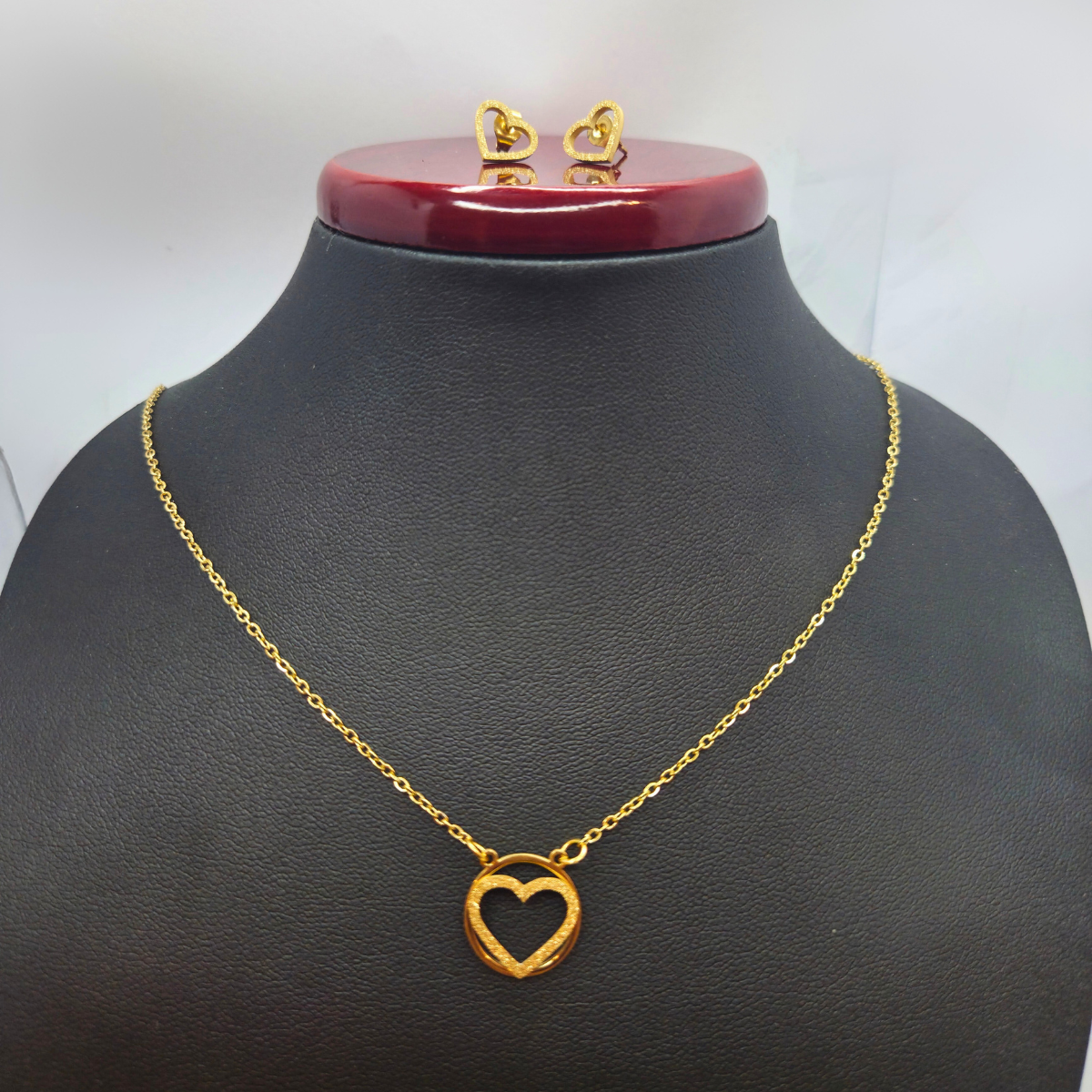 Conjunto Collar y Pendientes de Corazones Calados - 100% Acero Bañado en Oro 18K
