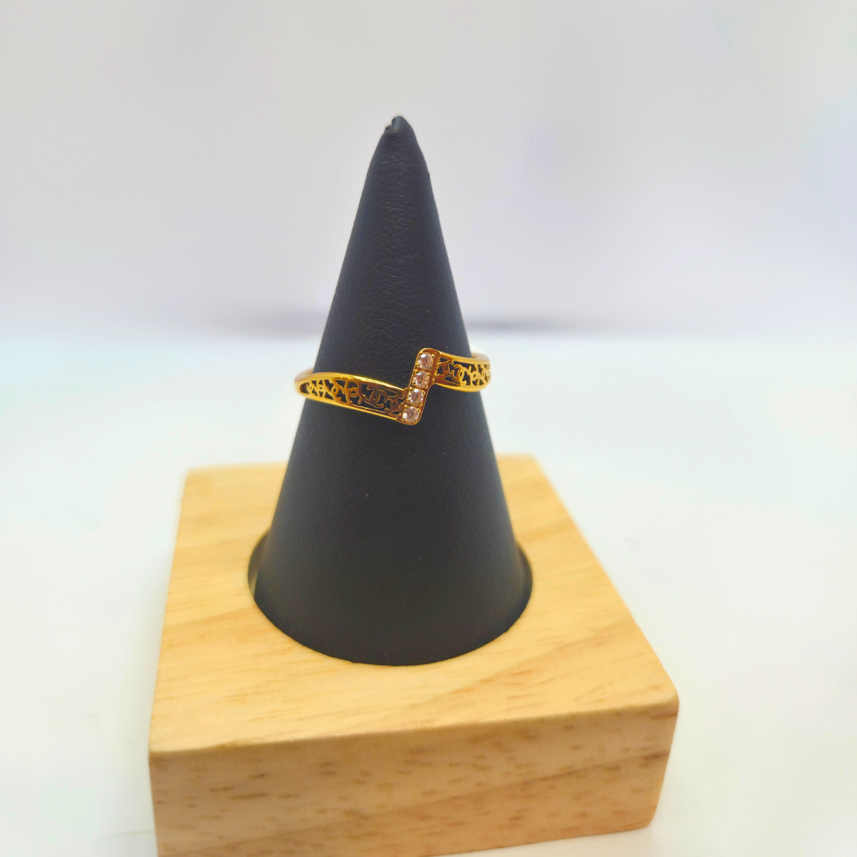 Bague entrelacée avec détails ajourés et brillants - 100 % acier plaqué or 18 carats