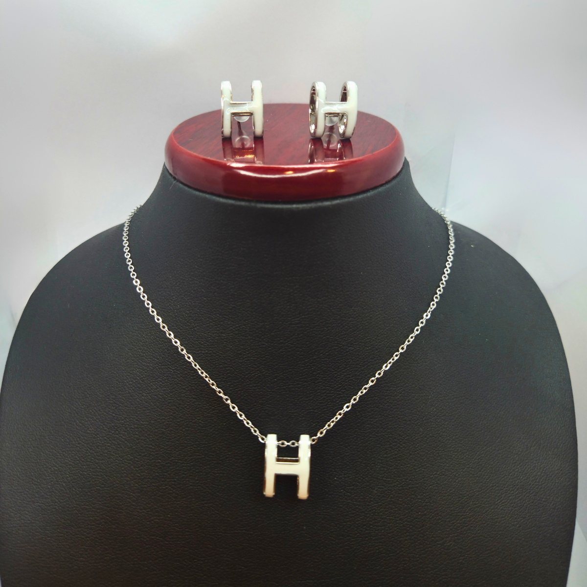 Conjunto Collar y Pendientes con Letra 'H' - 100% Acero Bañado en Rodio