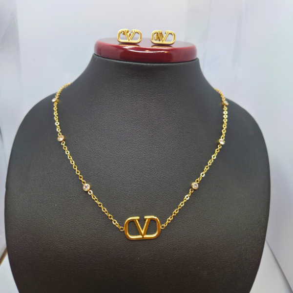 Conjunto Collar y Pendientes Inicial 'V' con Circonitas - 100% Acero Bañado en Oro 18K